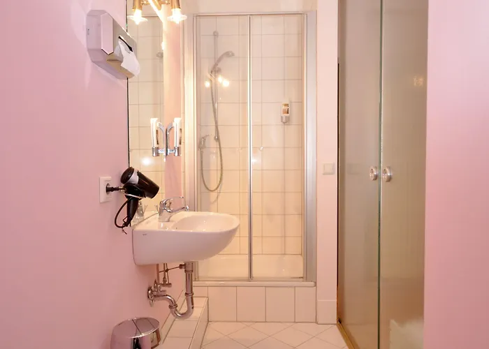 Apadana Frankfurt 2*