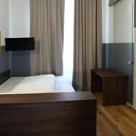 Apadana Frankfurt Hotel 2*