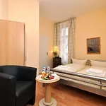 Apadana Frankfurt فندق