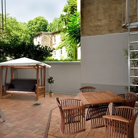 Apadana Frankfurt Hotel 2*