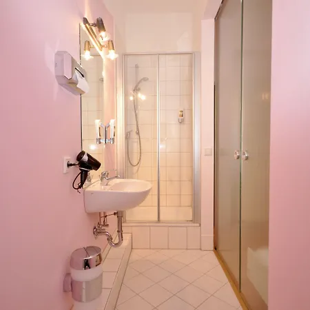 Apadana Frankfurt 2*