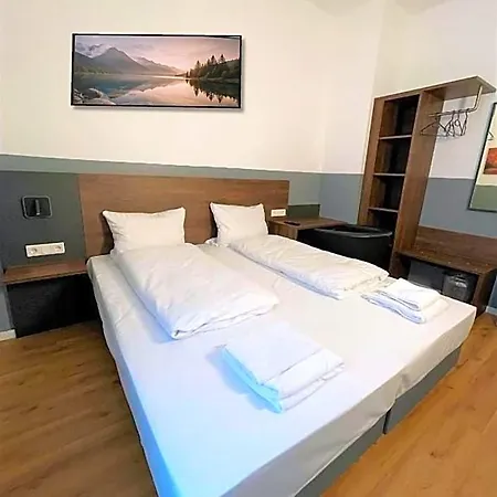 Otel Apadana Frankfurt 2*